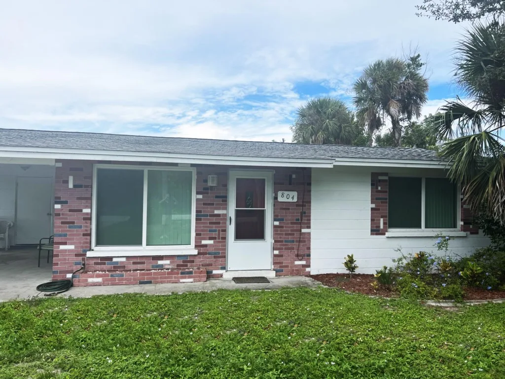 Retro Retreat – Canal-Front 2BR Close to Beach