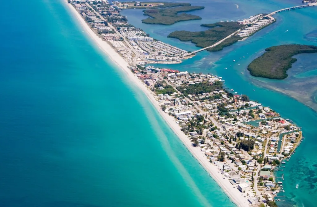 Retro Retreat – Canal-Front 2BR Close to Beach