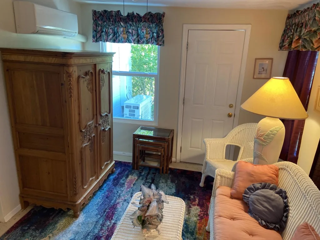 Retro Retreat – Canal-Front 2BR Close to Beach