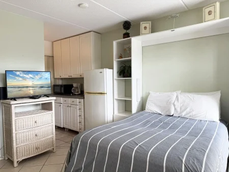 Upper Studio – Venice Villas Poolside