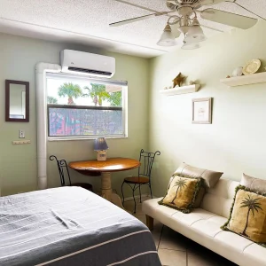Upper Studio – Venice Villas Poolside