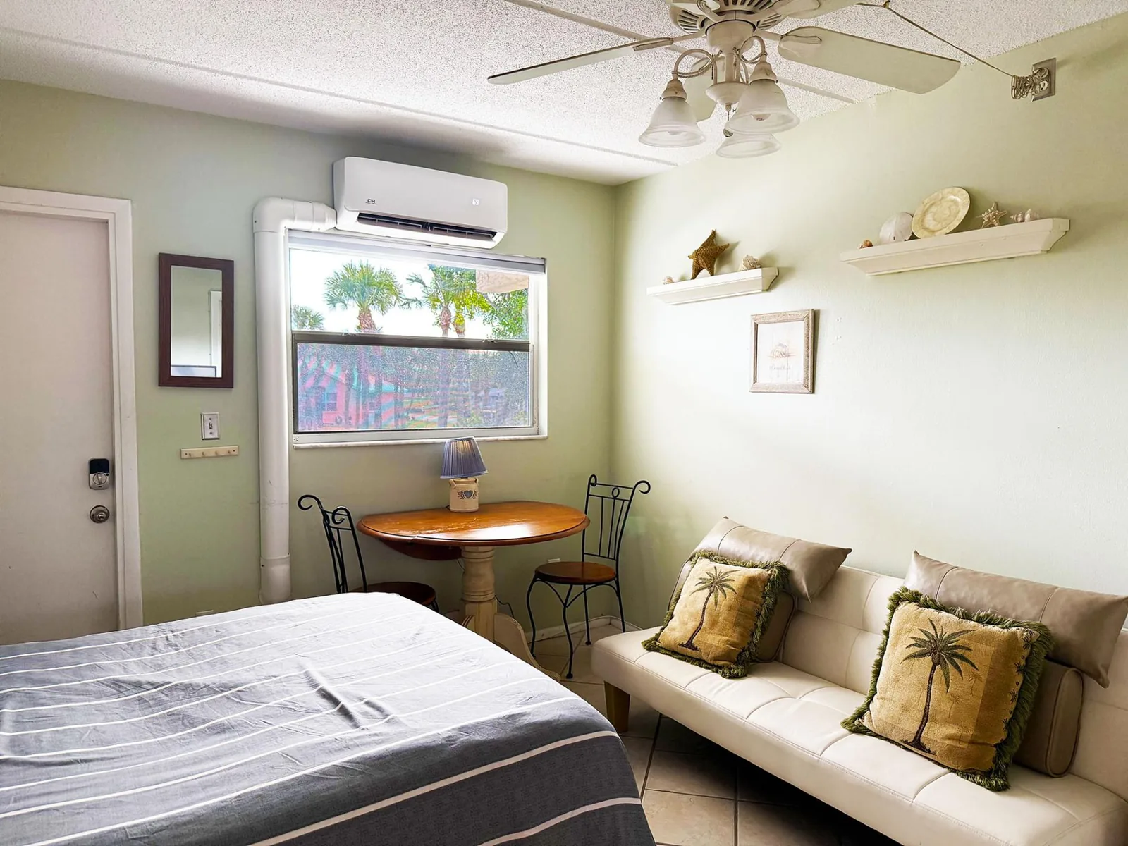 Upper Studio – Venice Villas Poolside