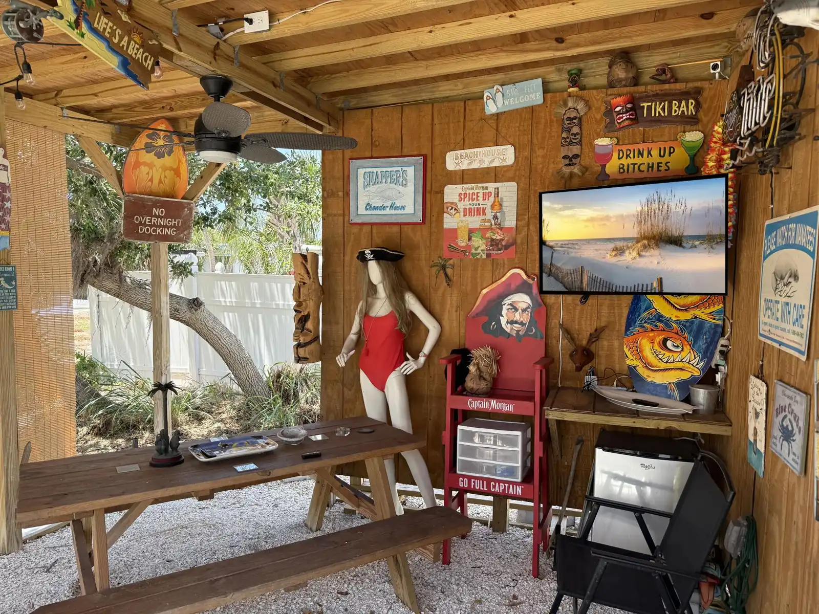Tiki Bar Retreat – Fire Pit – Pet-Friendly