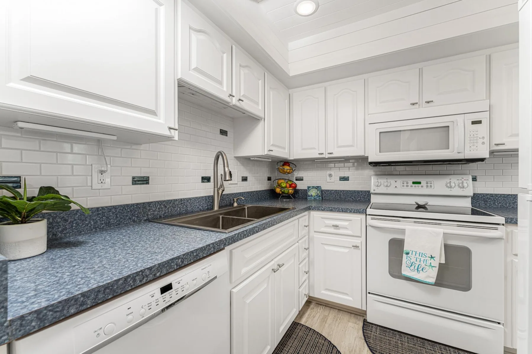 Tamarind 2BR – Bright, Beachy & Steps to the Sand
