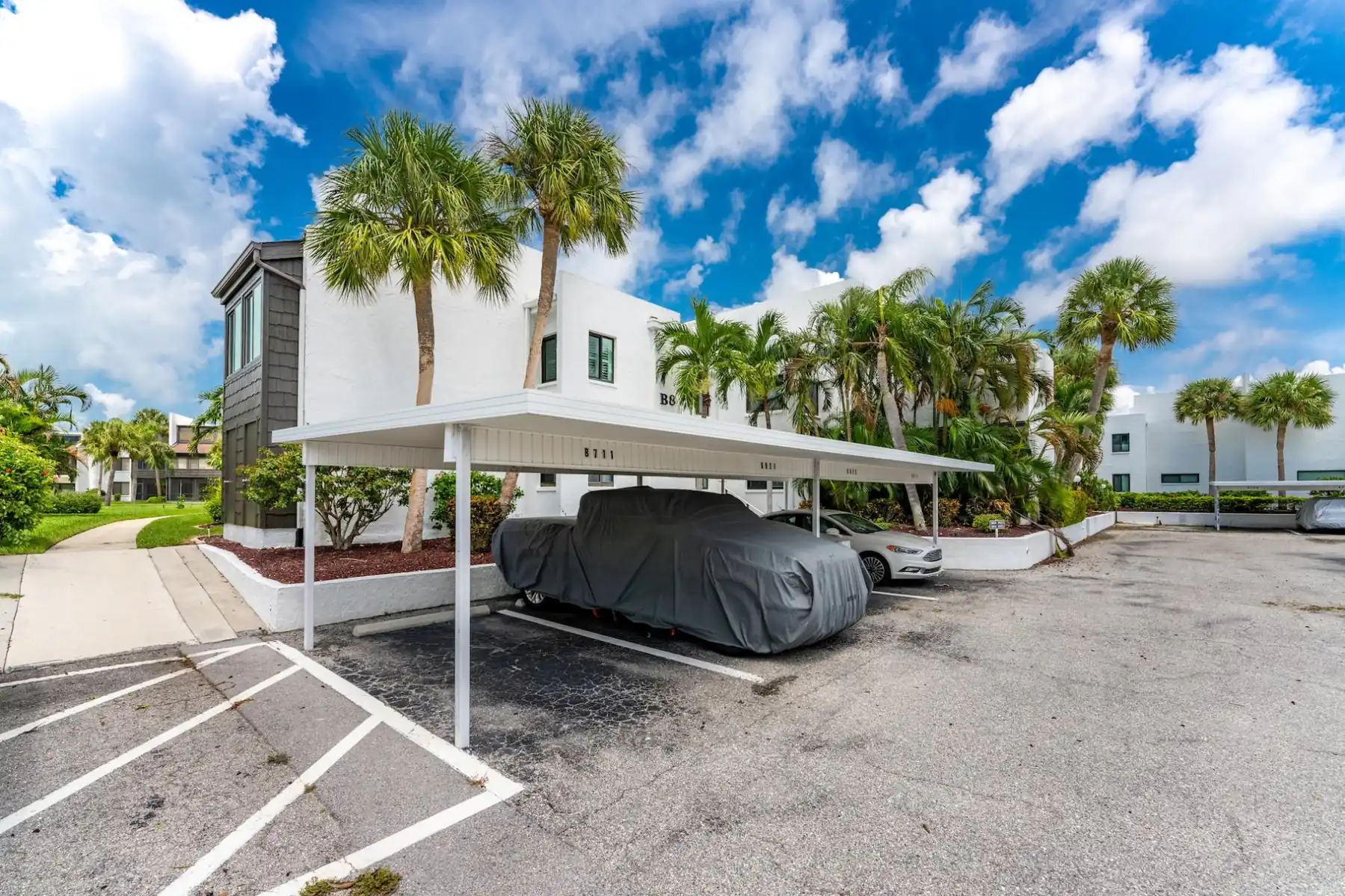 Tamarind 2BR – Bright, Beachy & Steps to the Sand