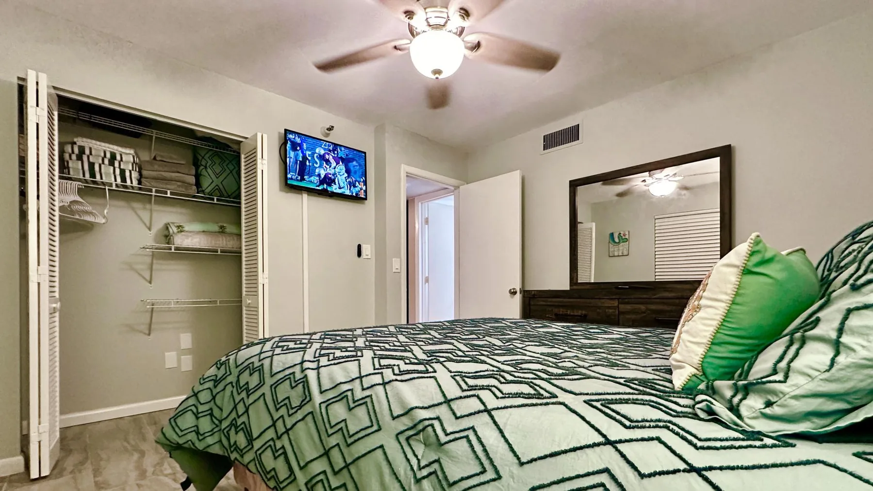 2BR Sandpiper Key - Walk to Beach & Dining