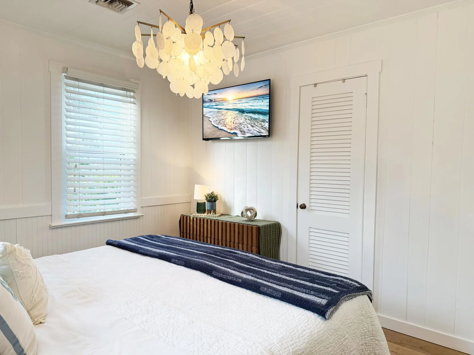 Dock, Dine & Unwind – Coastal Vibes Await