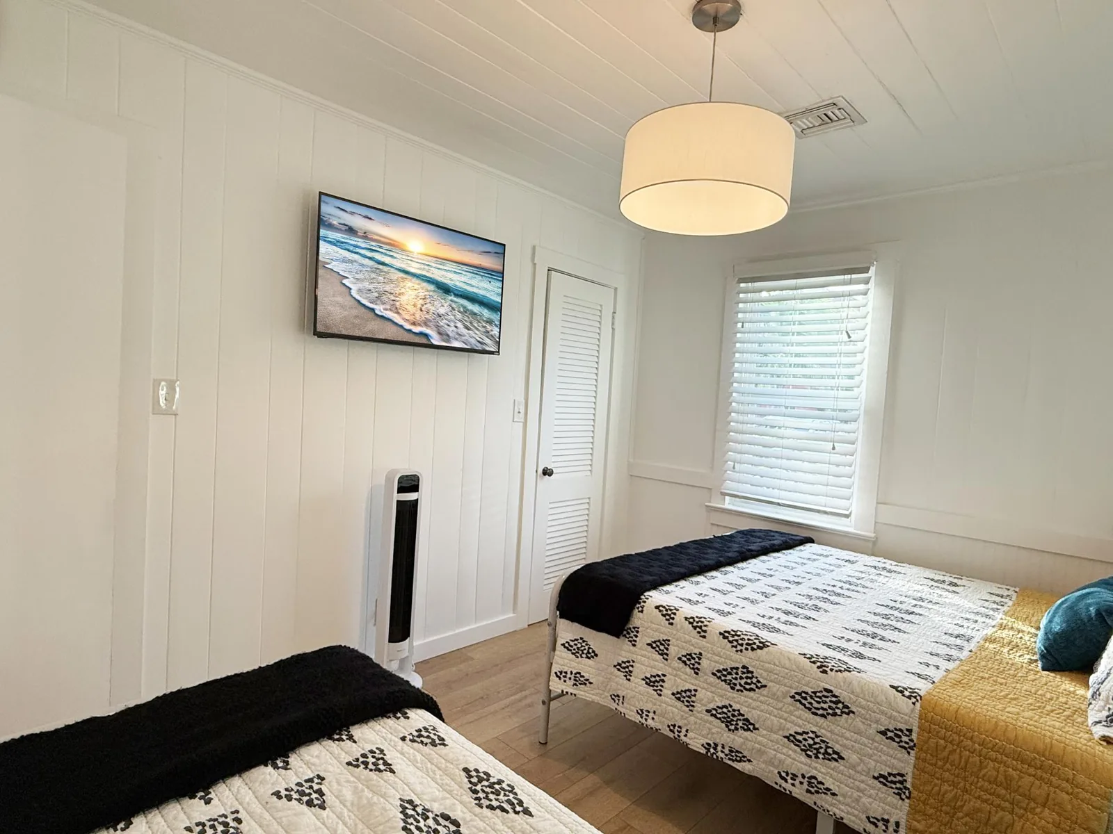 Dock, Dine & Unwind – Coastal Vibes Await
