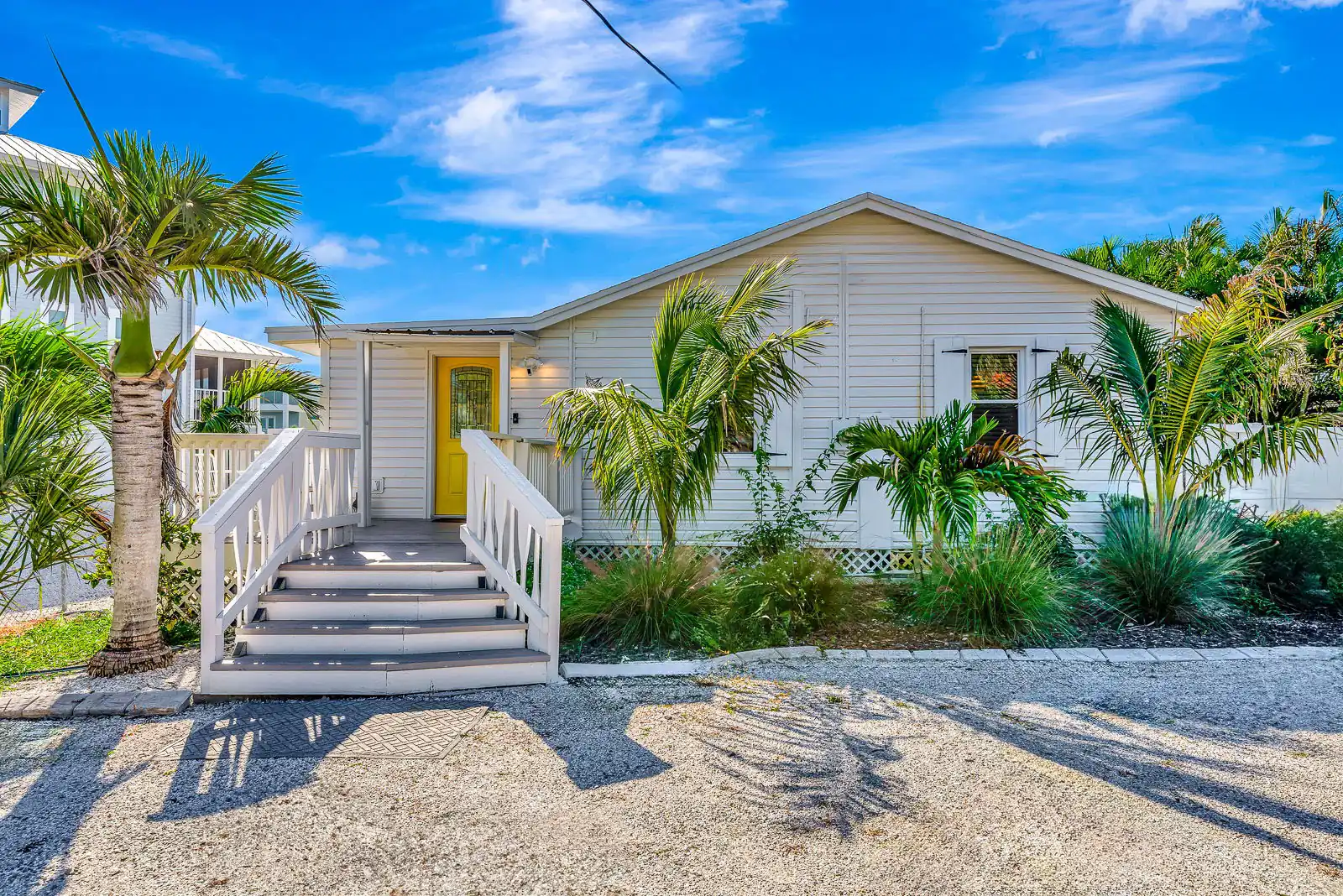 Dock, Dine & Unwind – Coastal Vibes Await
