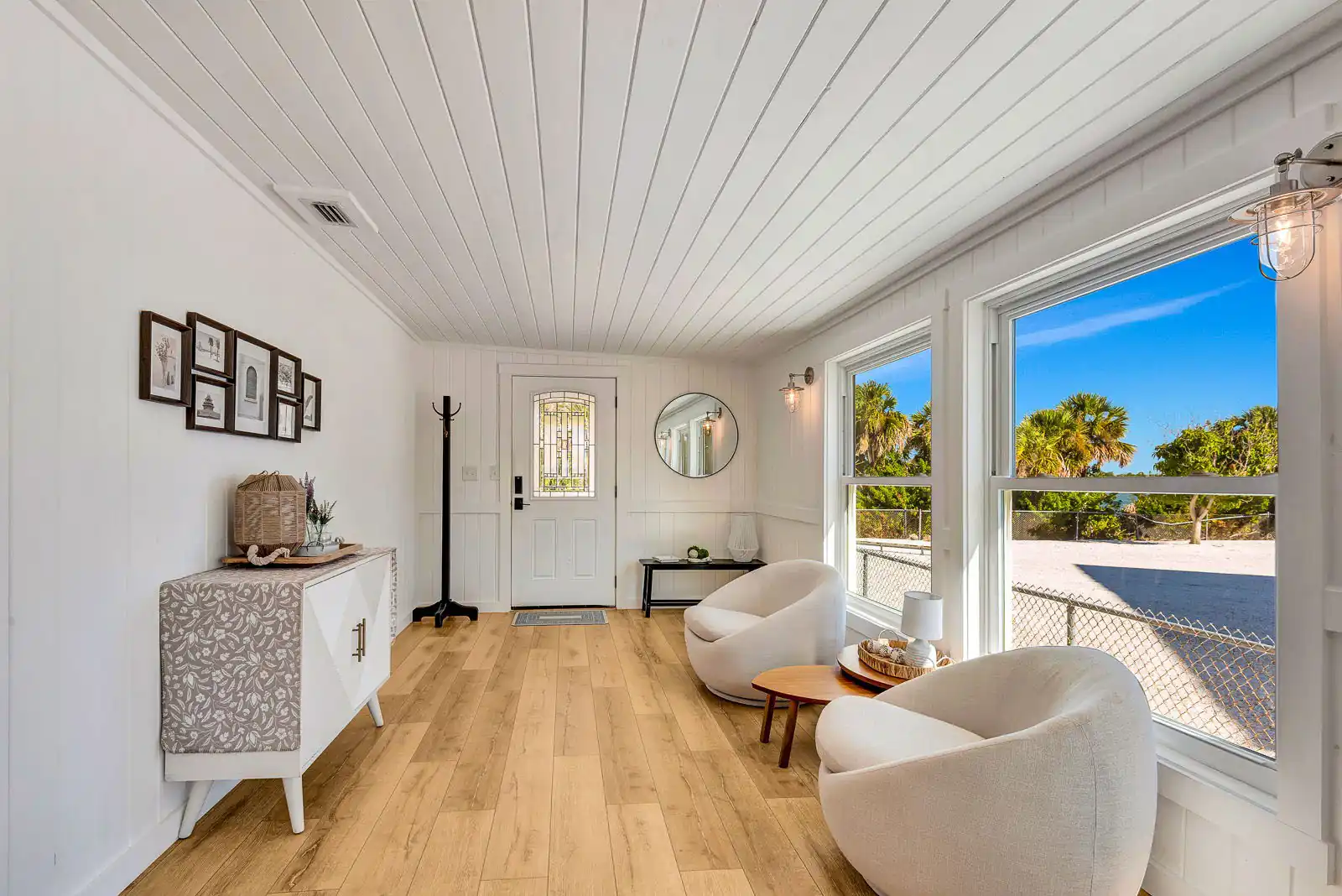 Dock, Dine & Unwind – Coastal Vibes Await