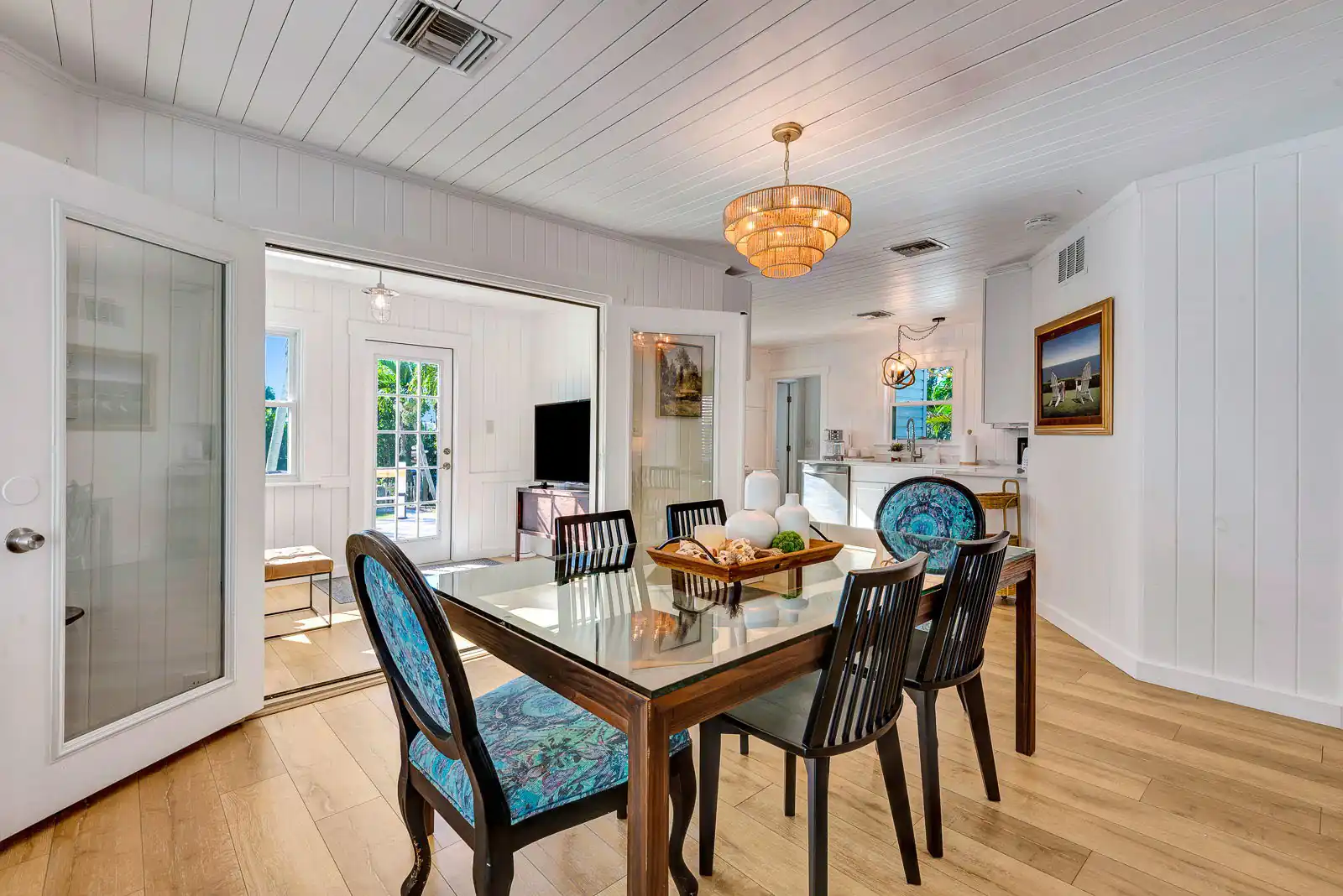 Dock, Dine & Unwind – Coastal Vibes Await