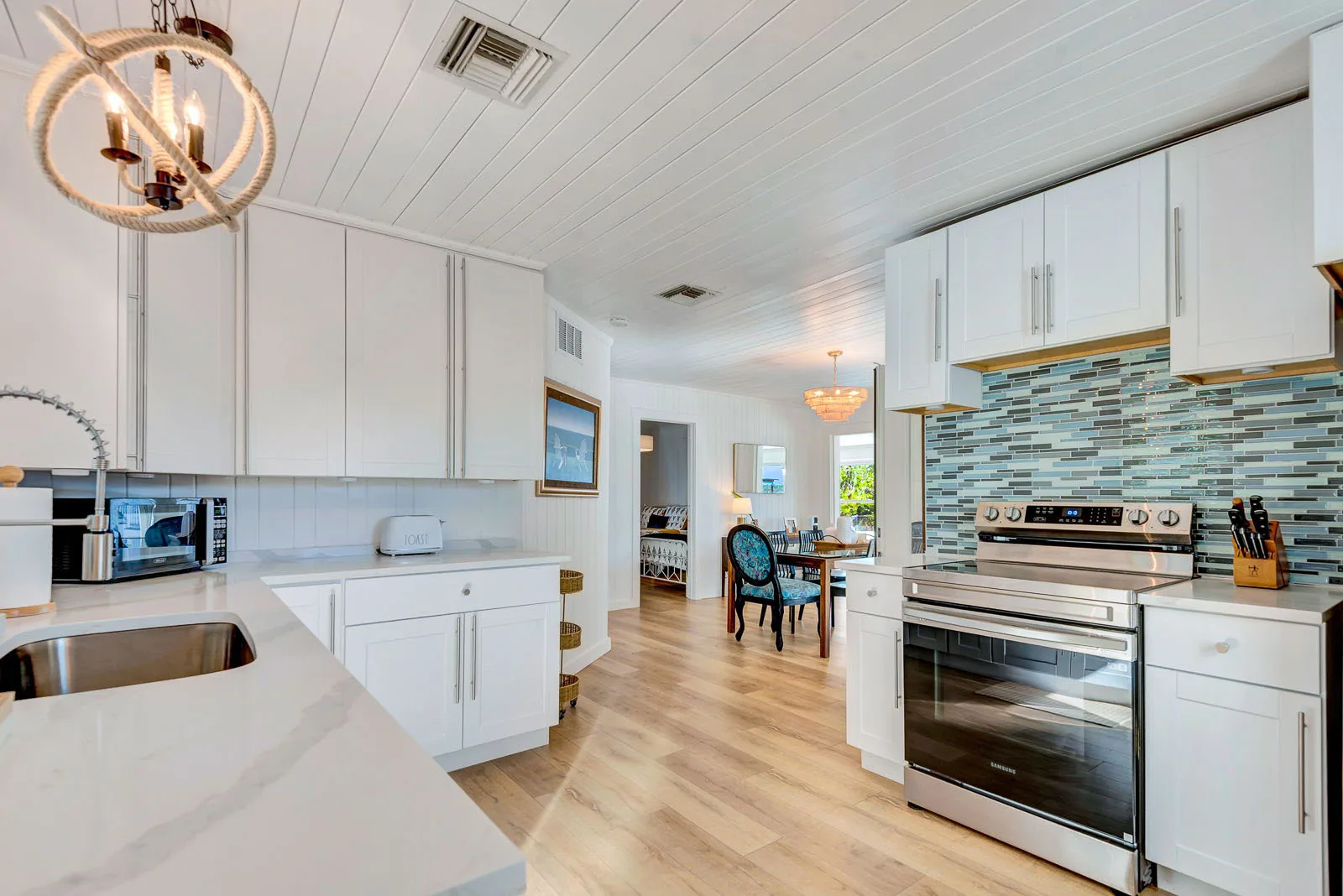 Dock, Dine & Unwind – Coastal Vibes Await