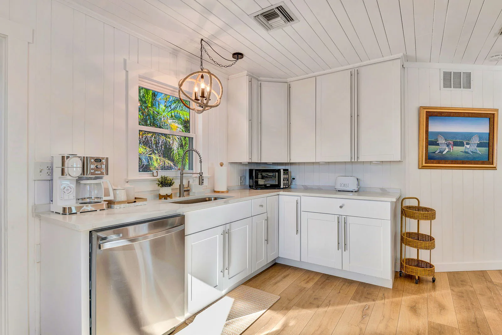 Dock, Dine & Unwind – Coastal Vibes Await