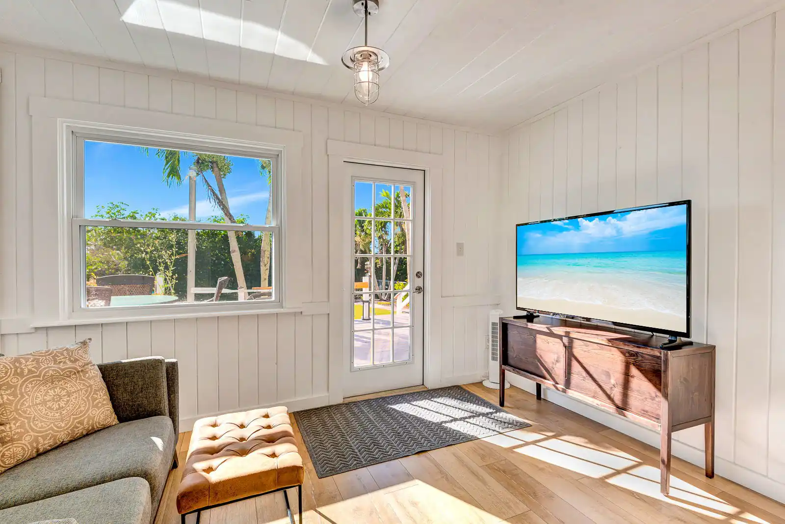 Dock, Dine & Unwind – Coastal Vibes Await