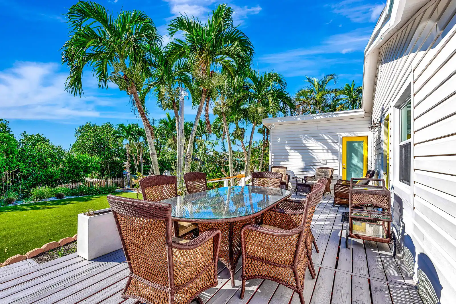 Dock, Dine & Unwind – Coastal Vibes Await