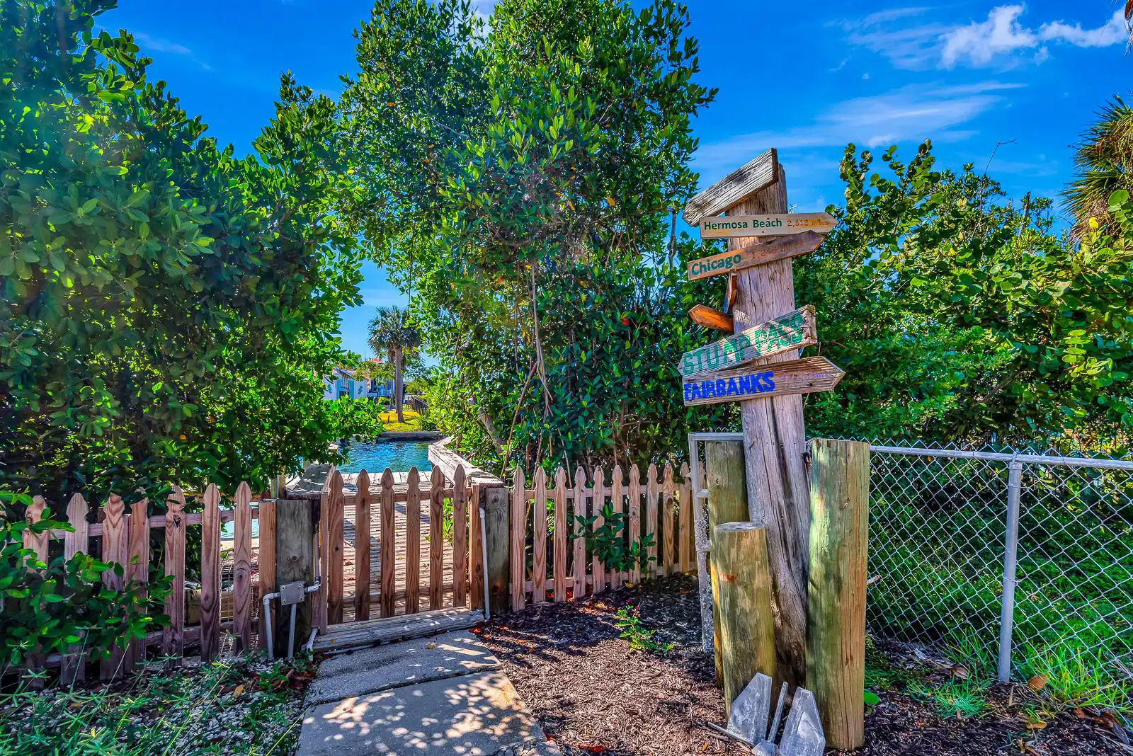 Dock, Dine & Unwind – Coastal Vibes Await
