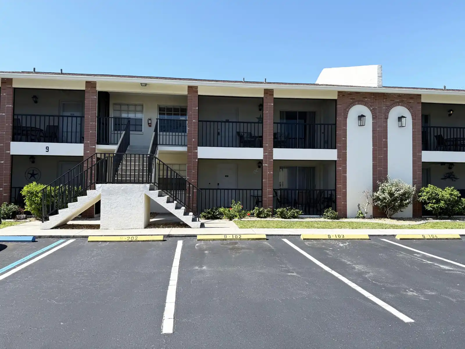 2BR Condo – Clubhouse, Pool, Near Beaches