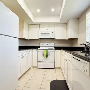 2BR Condo – Clubhouse, Pool, Near Beaches