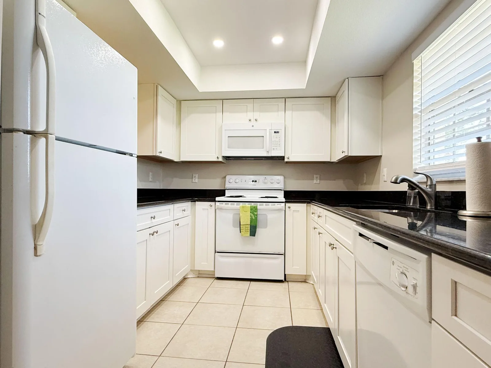 2BR Condo – Clubhouse, Pool, Near Beaches