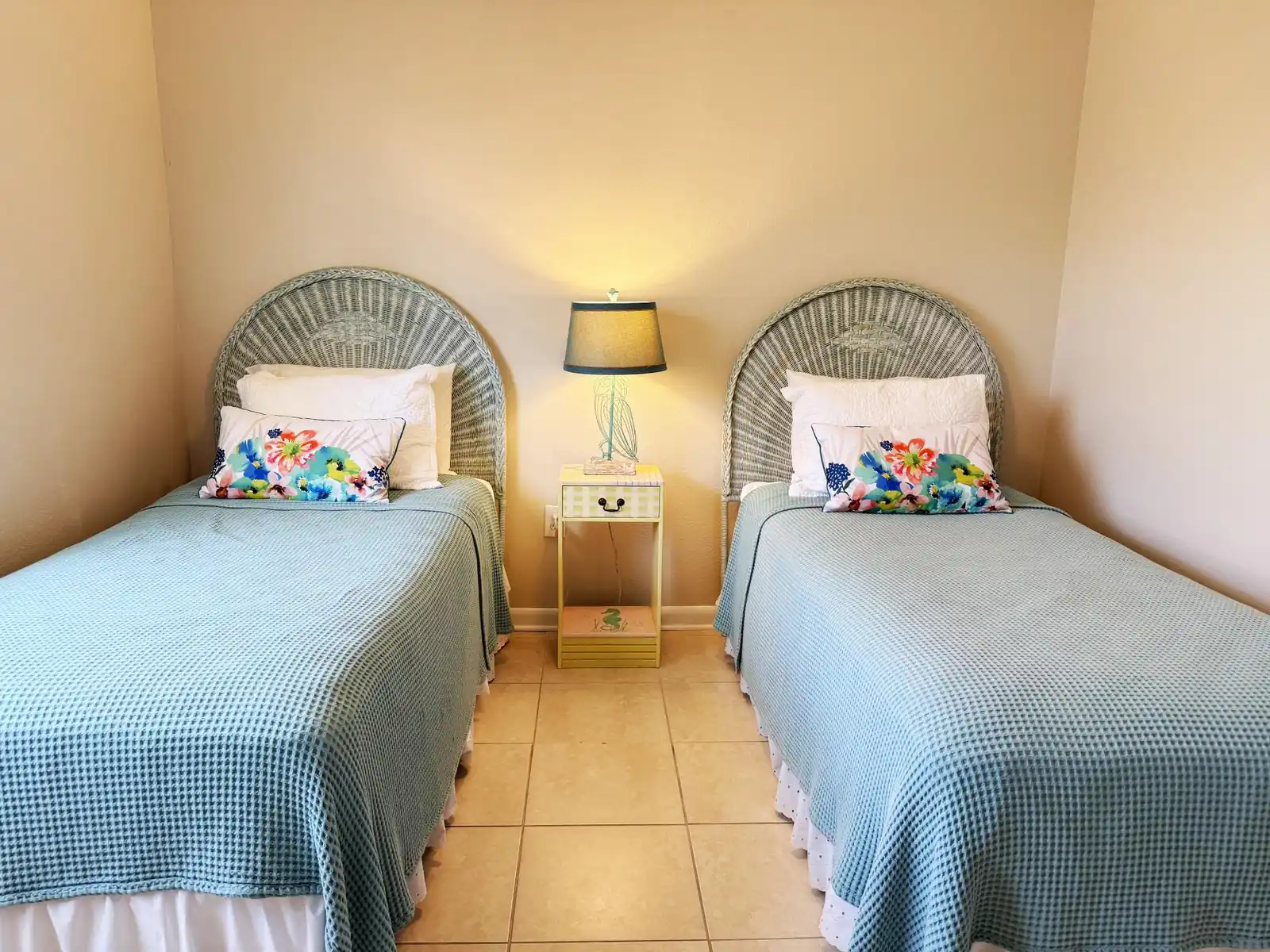 2BR Condo – Clubhouse, Pool, Near Beaches