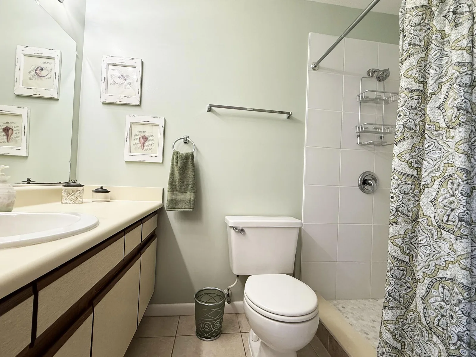 2BR Condo – Clubhouse, Pool, Near Beaches