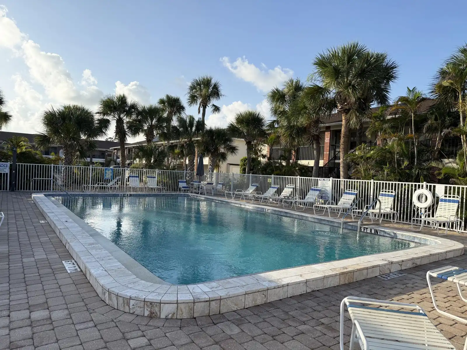 2BR Condo – Clubhouse, Pool, Near Beaches