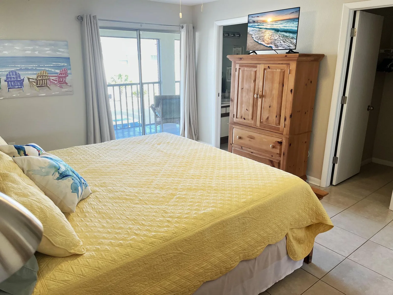 2BR Condo – Clubhouse, Pool, Near Beaches