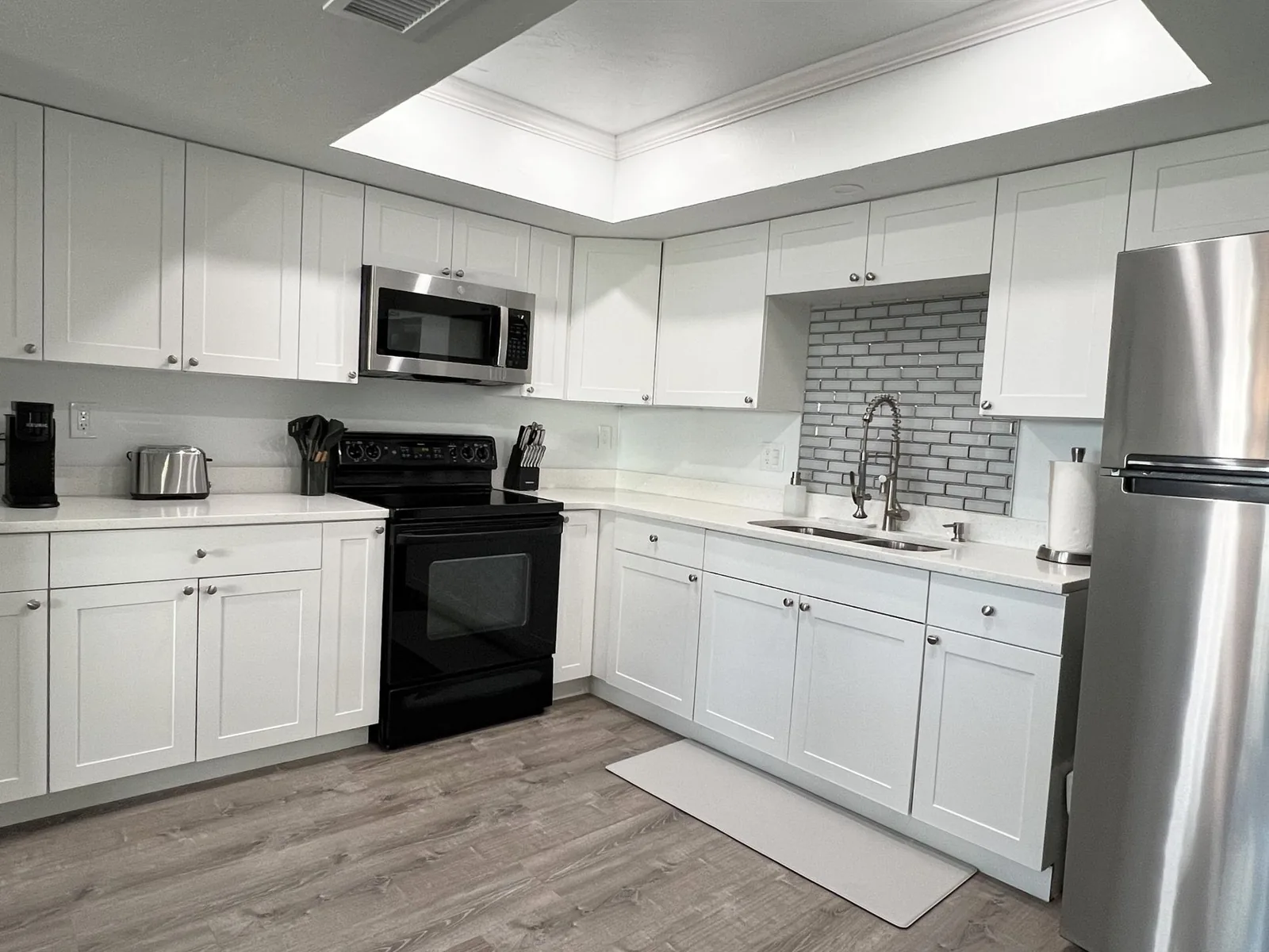6BR Triplex – Walk to Marina & Lighthouse Grill