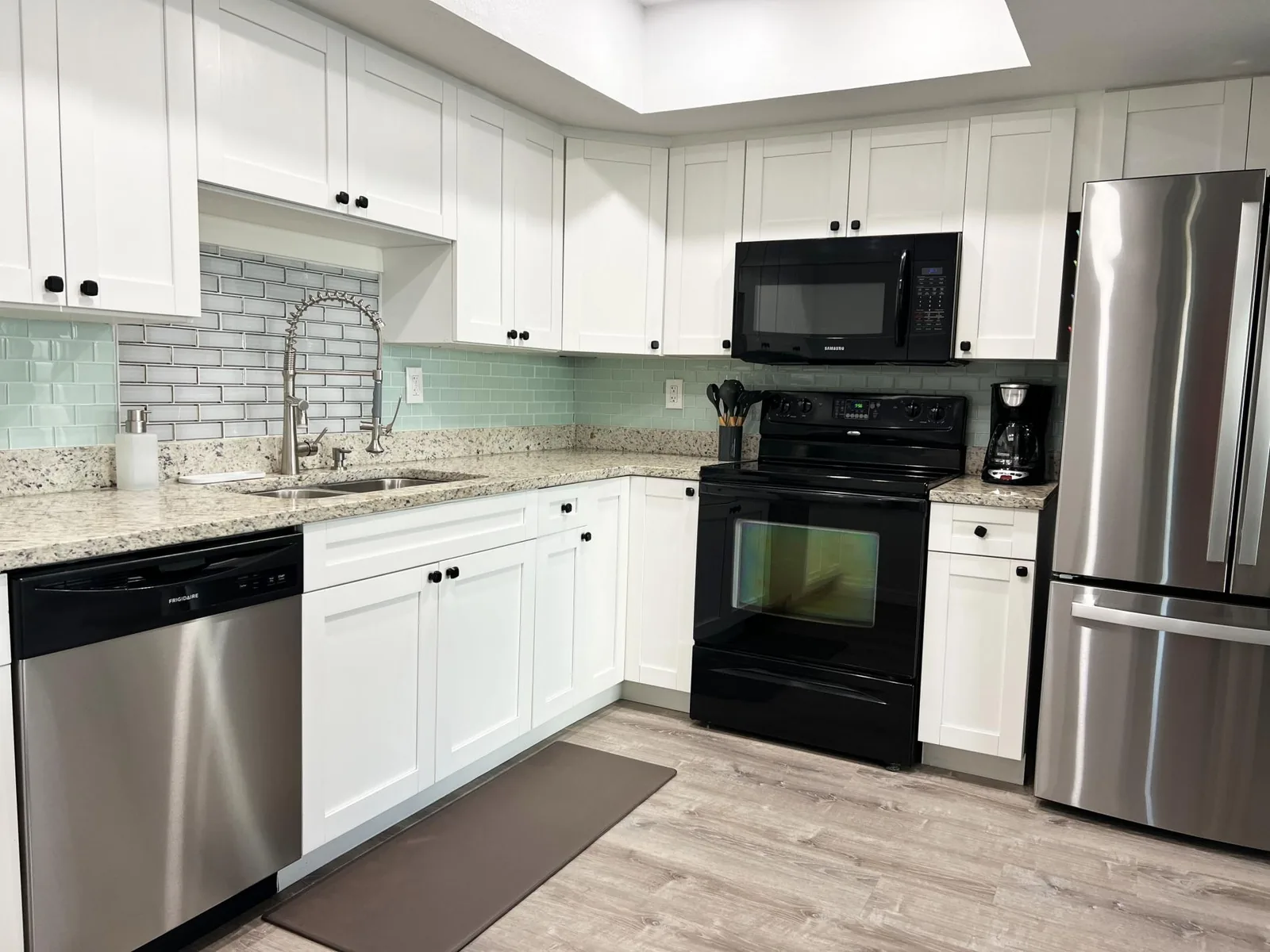 6BR Triplex – Walk to Marina & Lighthouse Grill