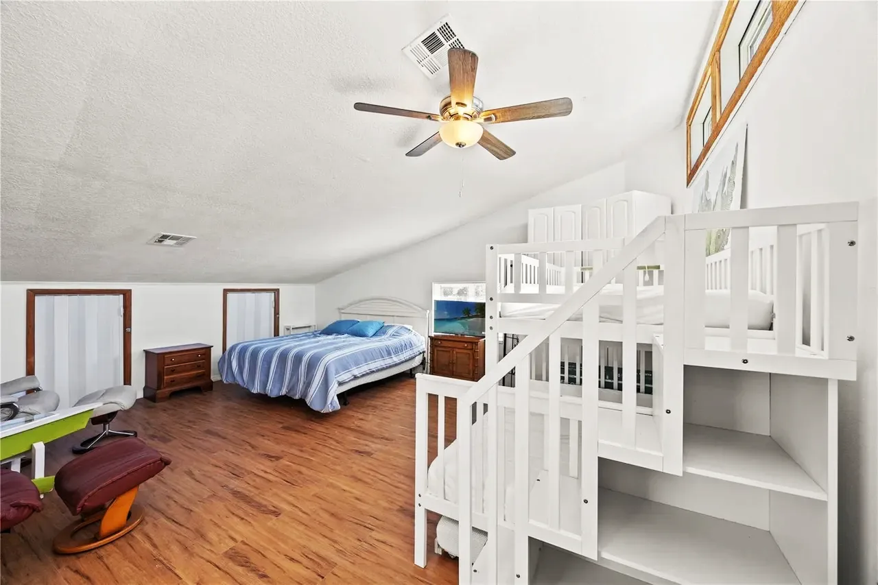 6BR Triplex – Walk to Marina & Lighthouse Grill