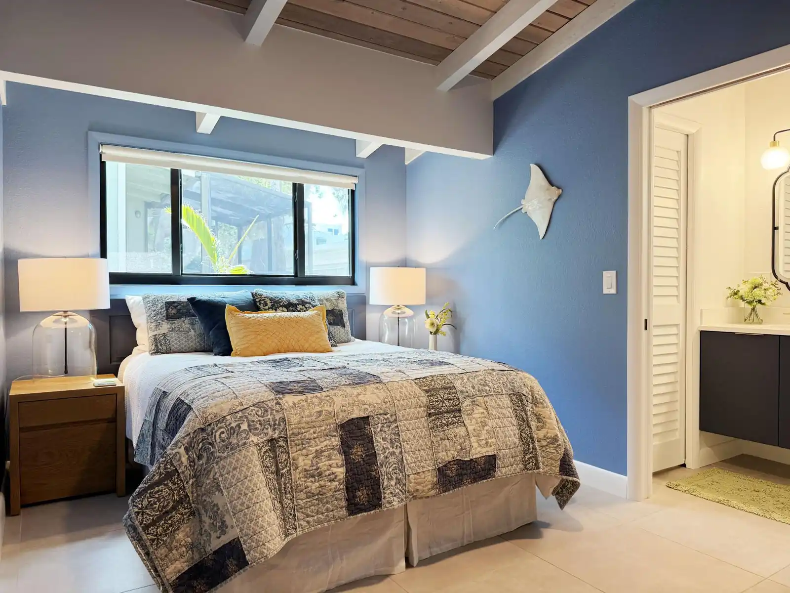 Admiralty Villas – Bayside Modern 2BR Retreat