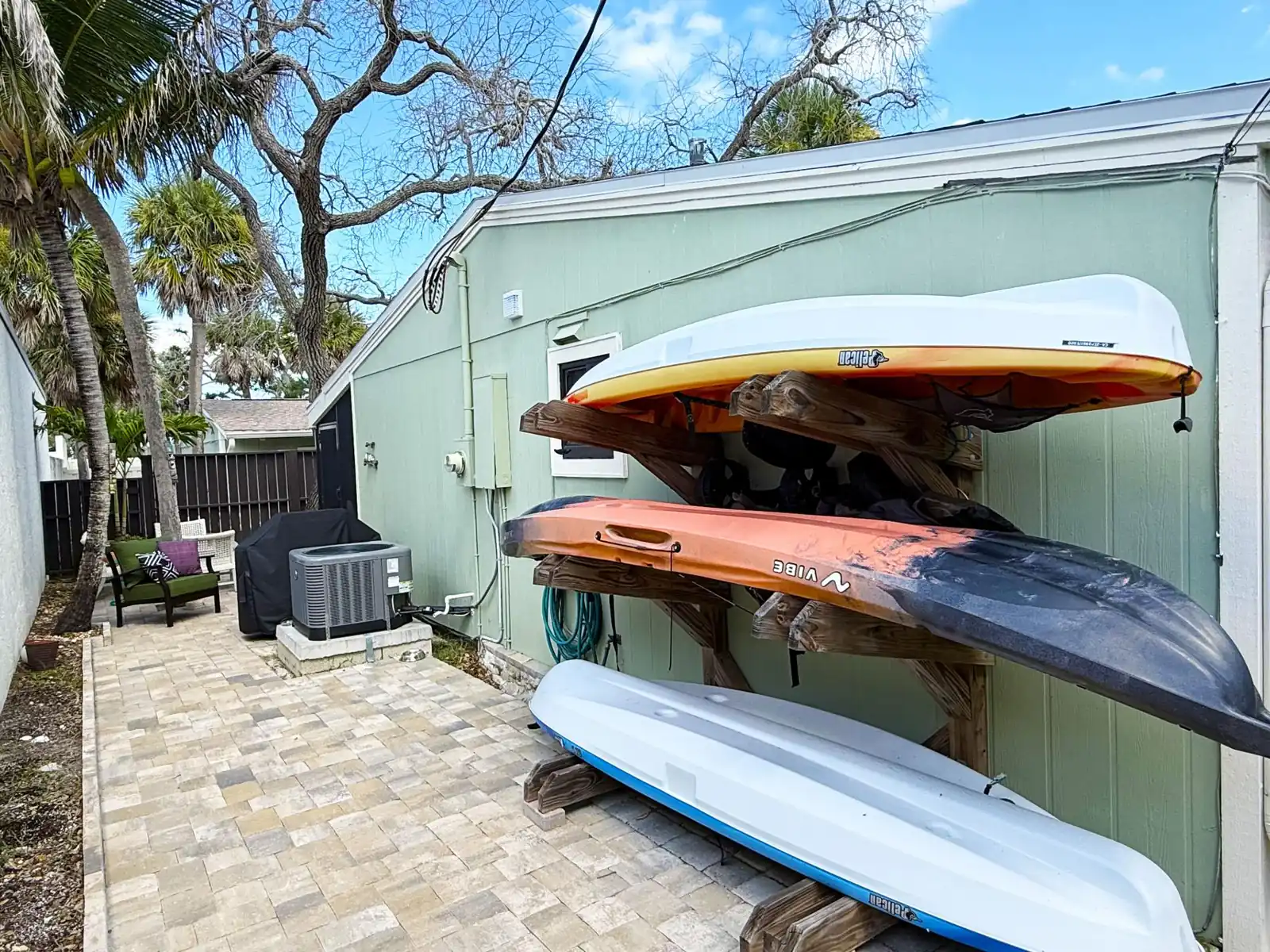 Admiralty Villas – Bayside Modern 2BR Retreat