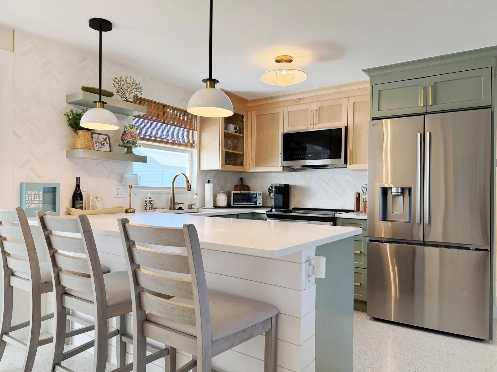 Coastal Chic 2BR – Modern Stay Near Manasota Key