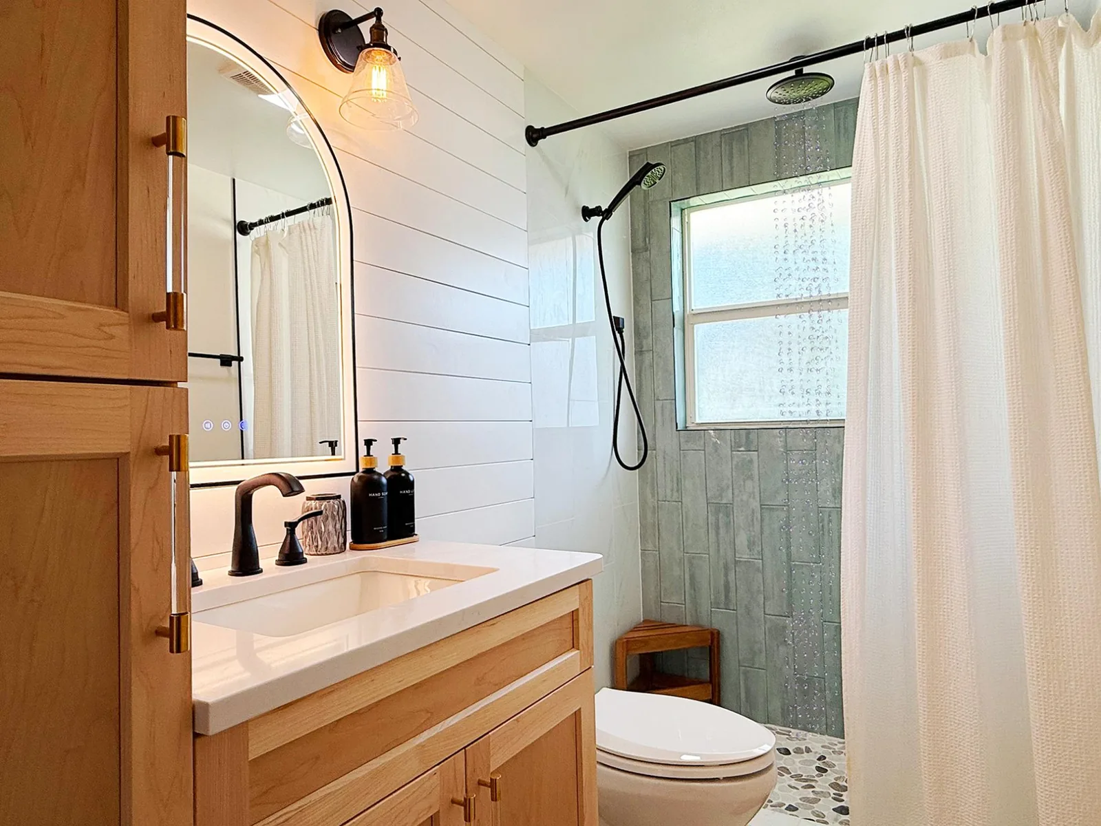 Coastal Chic 2BR – Modern Stay Near Manasota Key