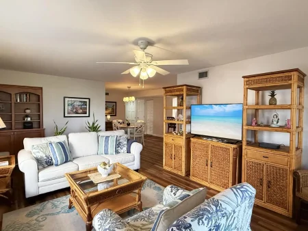 2BR Condo – Heated Pool, Lanai & Walk to Beach