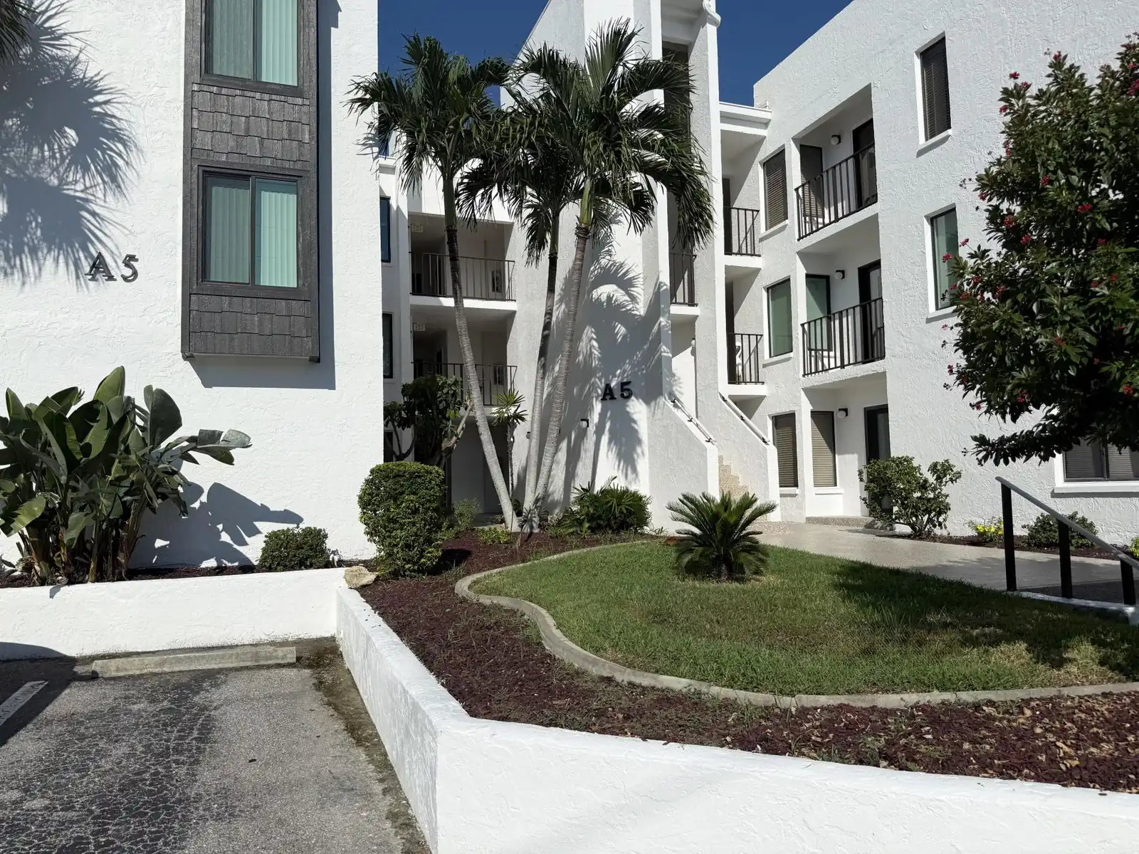 2BR Condo – Heated Pool, Lanai & Walk to Beach
