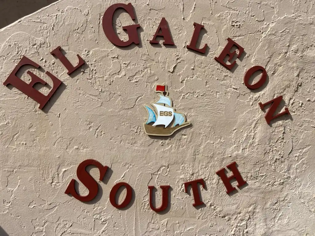 El Galeon – Bay Views, Beach Access & Pool