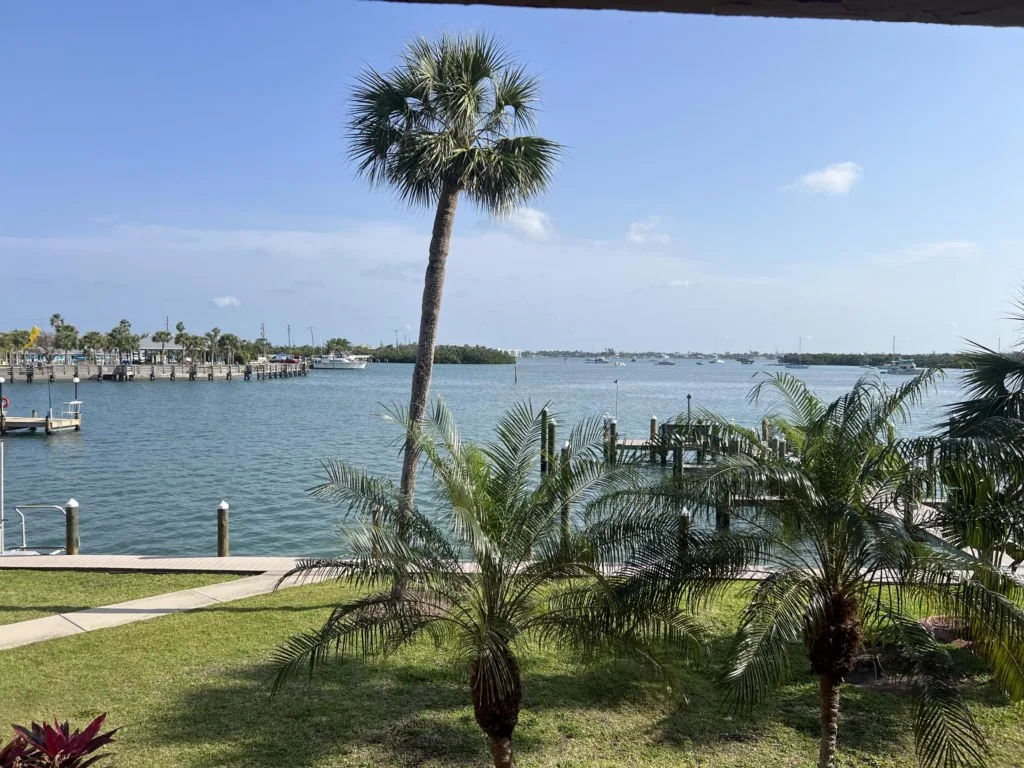 El Galeon – Bay Views, Beach Access & Pool