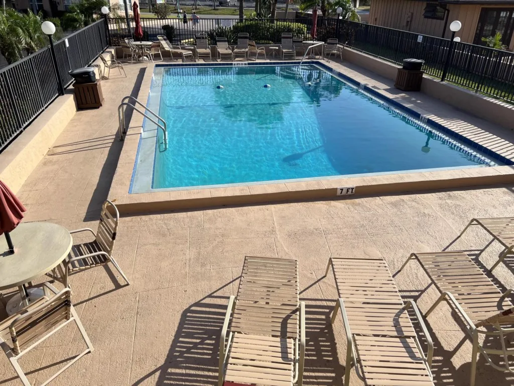 El Galeon – Bay Views, Beach Access & Pool