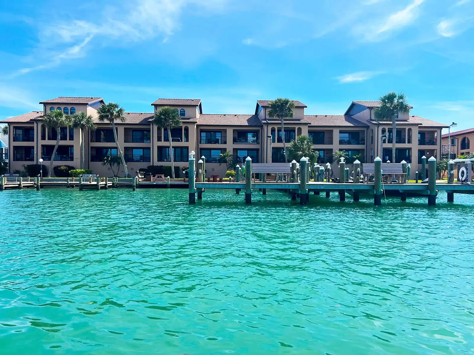 El Galeon – Bay Views, Beach Access & Pool
