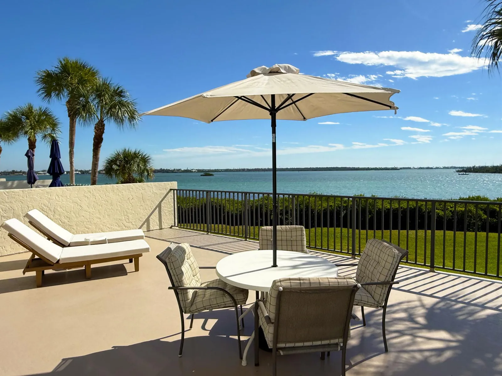 Sandpiper Key – Pool, Balcony & Beach Walks
