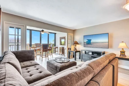 Harbor Towers – Bayfront Luxury with Pool & Tennis