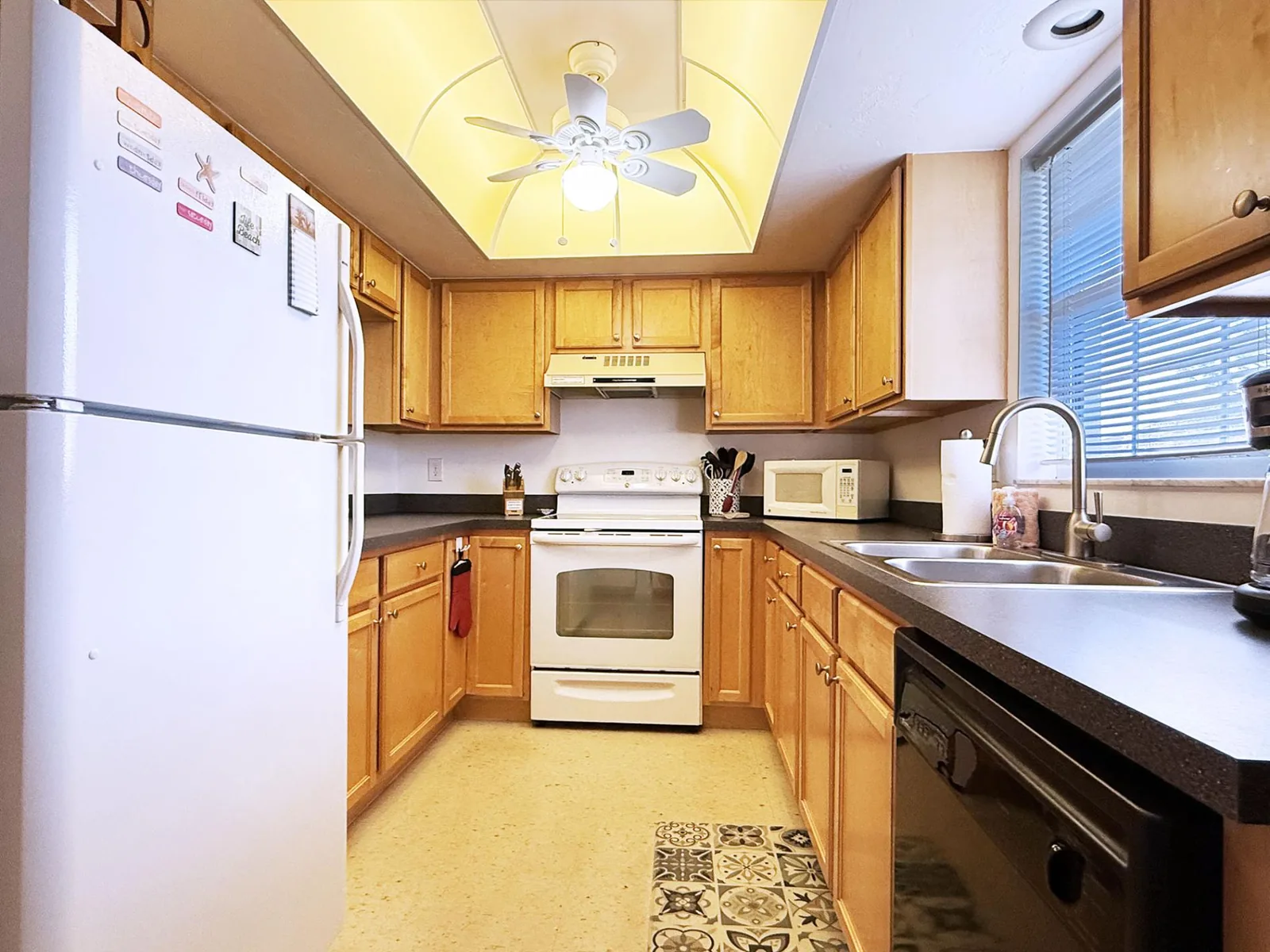 Palm Manor – Coastal Living with Pool & Clubhouse