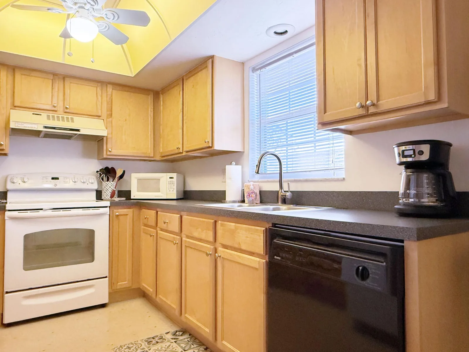 Palm Manor – Coastal Living with Pool & Clubhouse