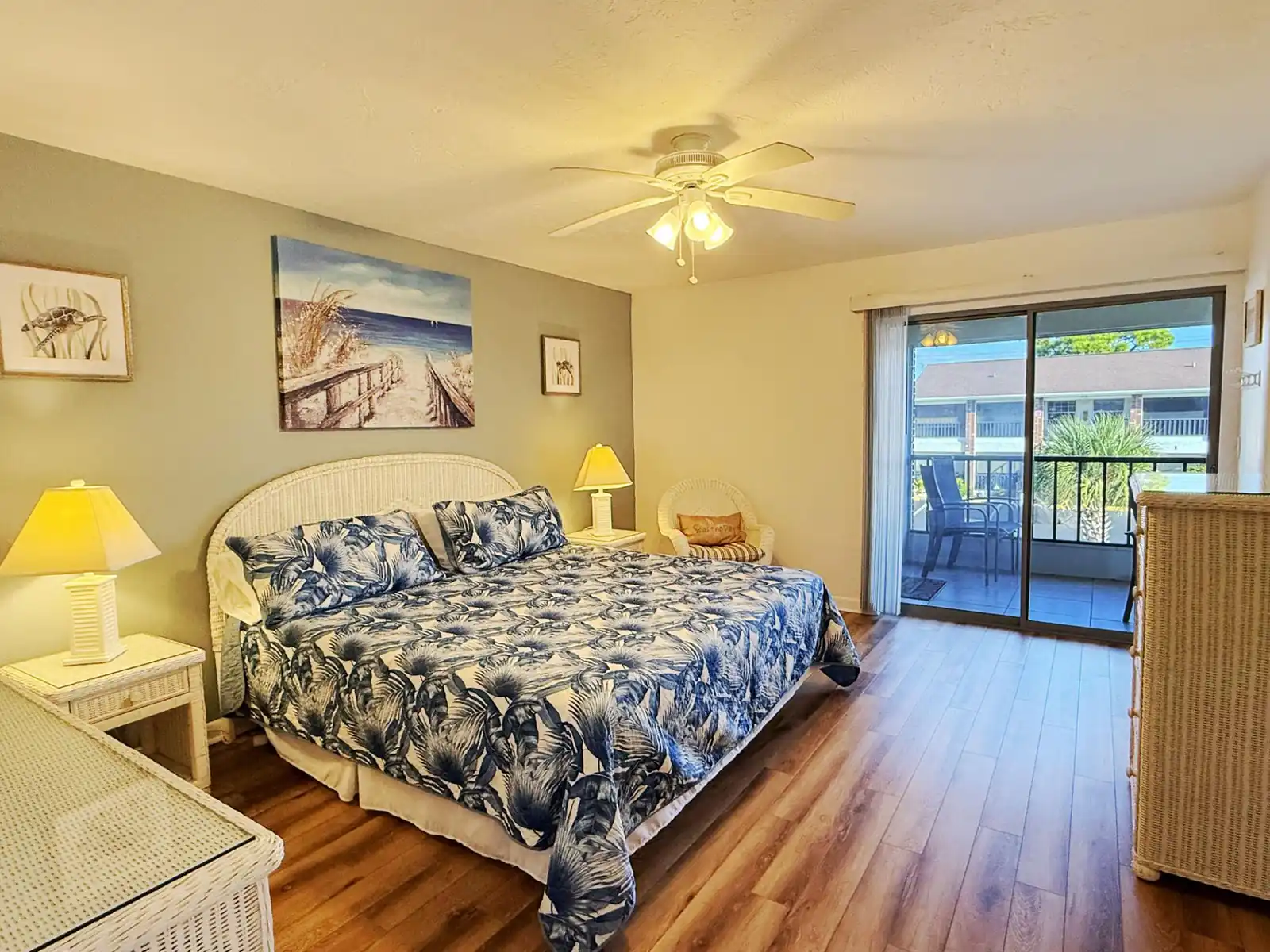 Palm Manor – Coastal Living with Pool & Clubhouse