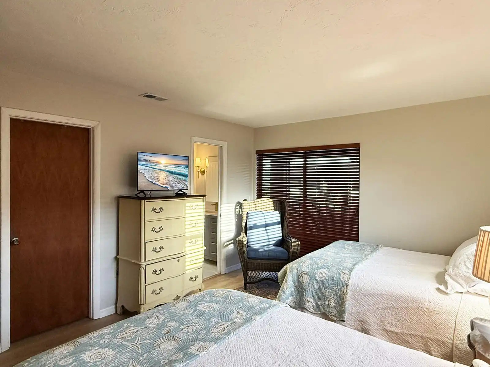 2BR Palm Manor – Pool, Tennis & Clubhouse