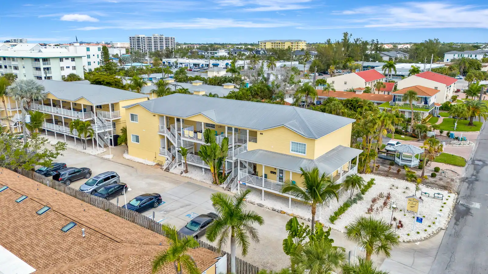 2BR Beach Club – Beach, Heated Pool & Hot Tub