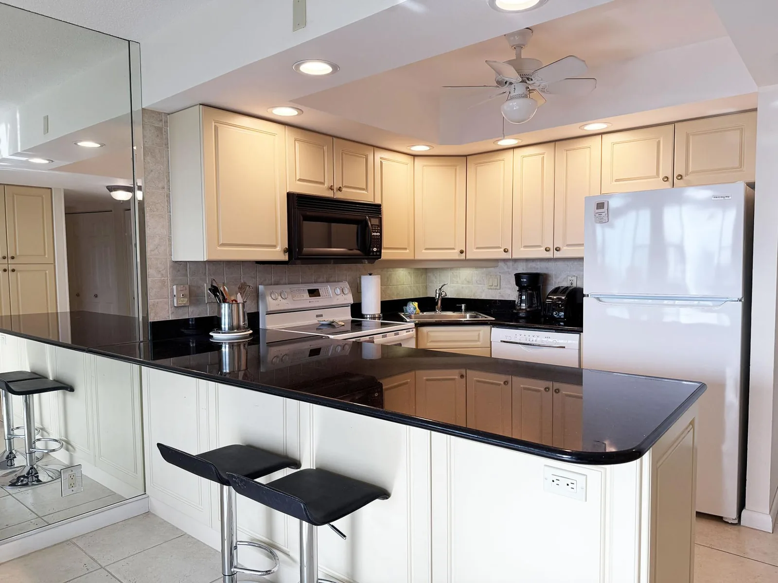 1BR Harbor Towers Condo – Pool, Marina, Gym