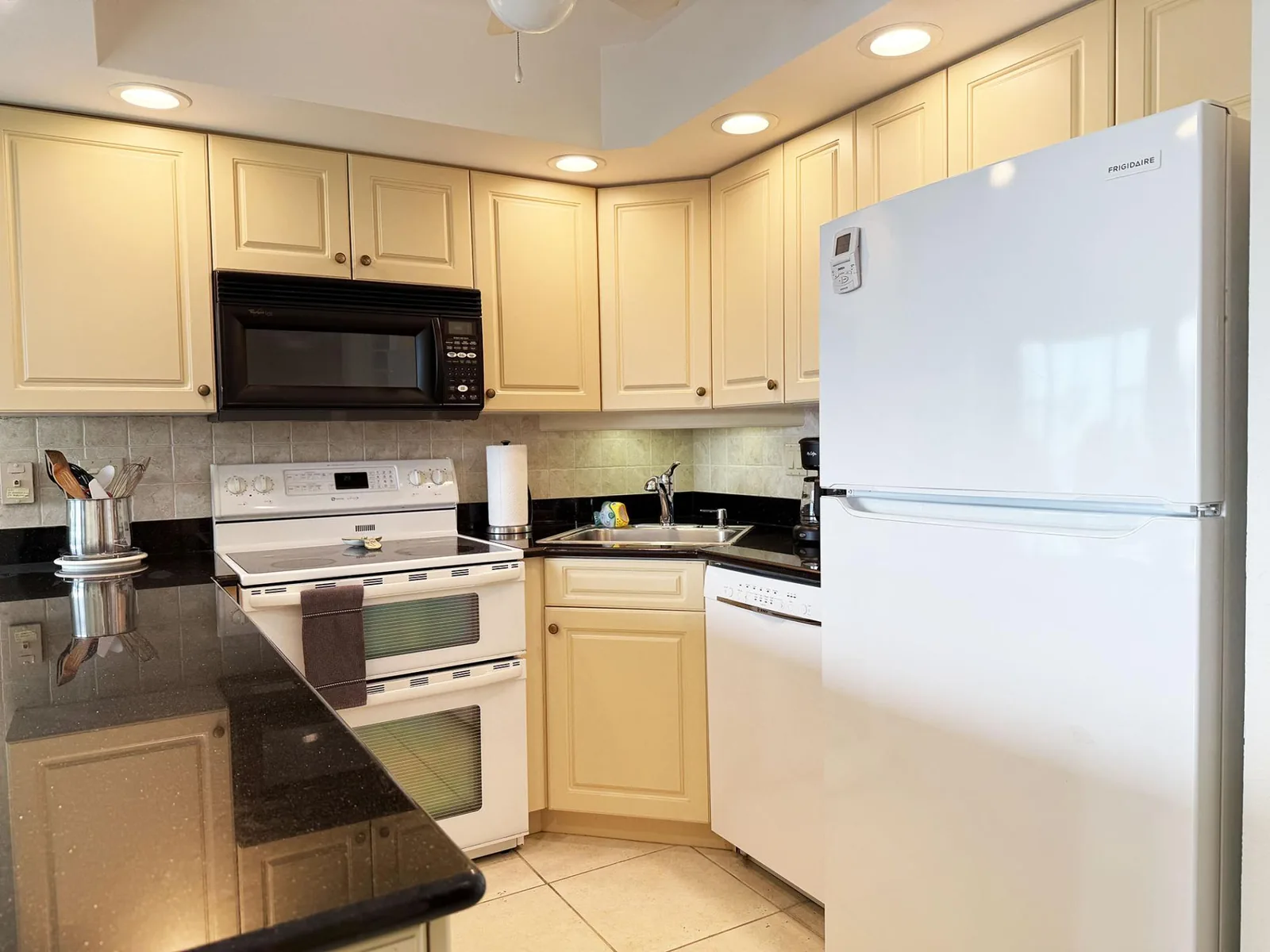 1BR Harbor Towers Condo – Pool, Marina, Gym