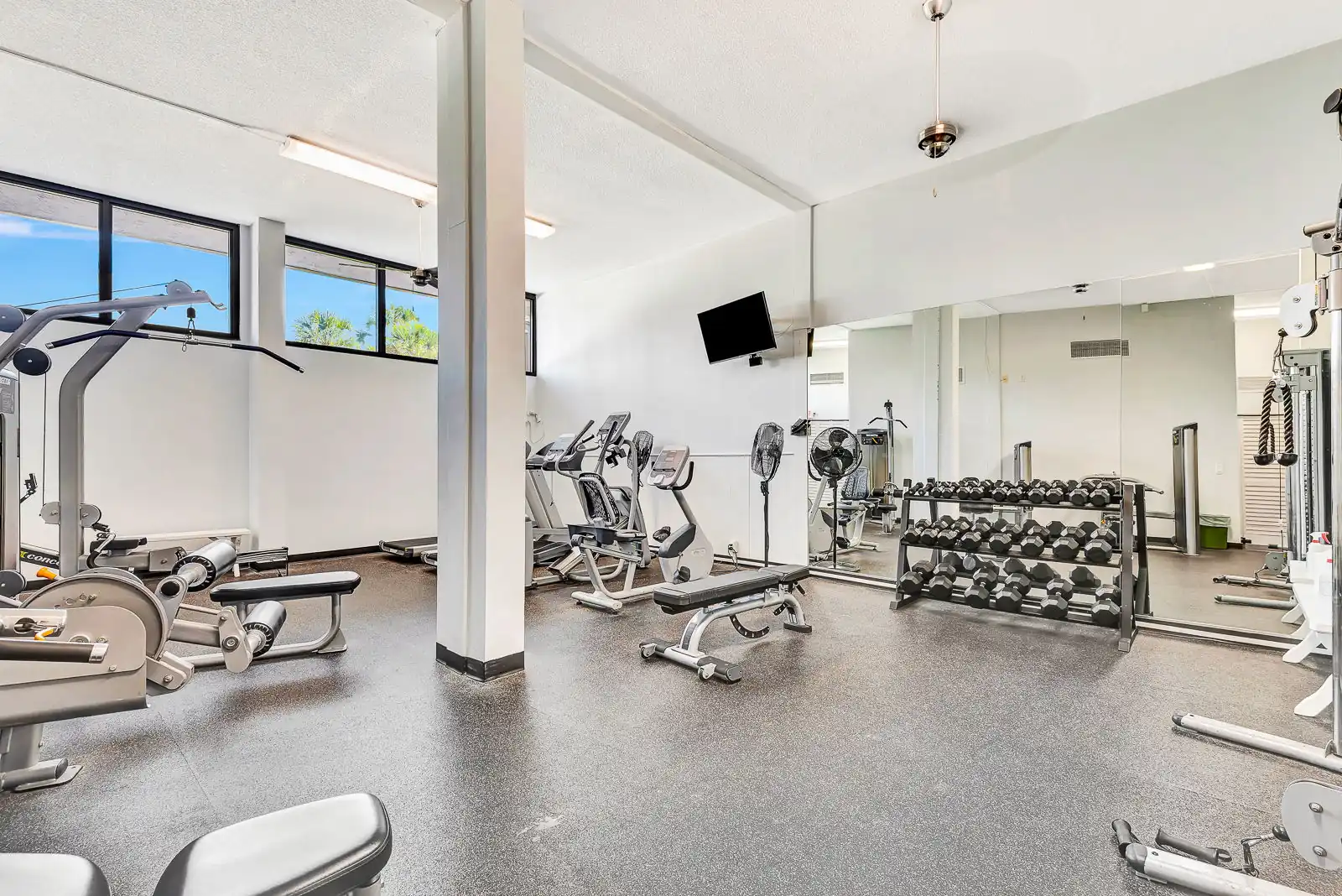 1BR Harbor Towers Condo – Pool, Marina, Gym